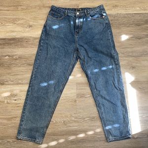 PRETTYLITTLETHING Mid Wash Mom Jean